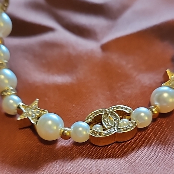 Elegant Pearl and Gold Necklace - Picture 8 of 9